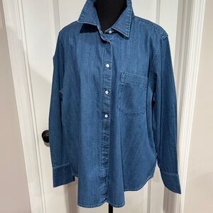 Banana Republic denim button-down women’s shirt 
NWT- size XL